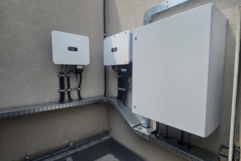 Dach mit Photovoltaik Anlage